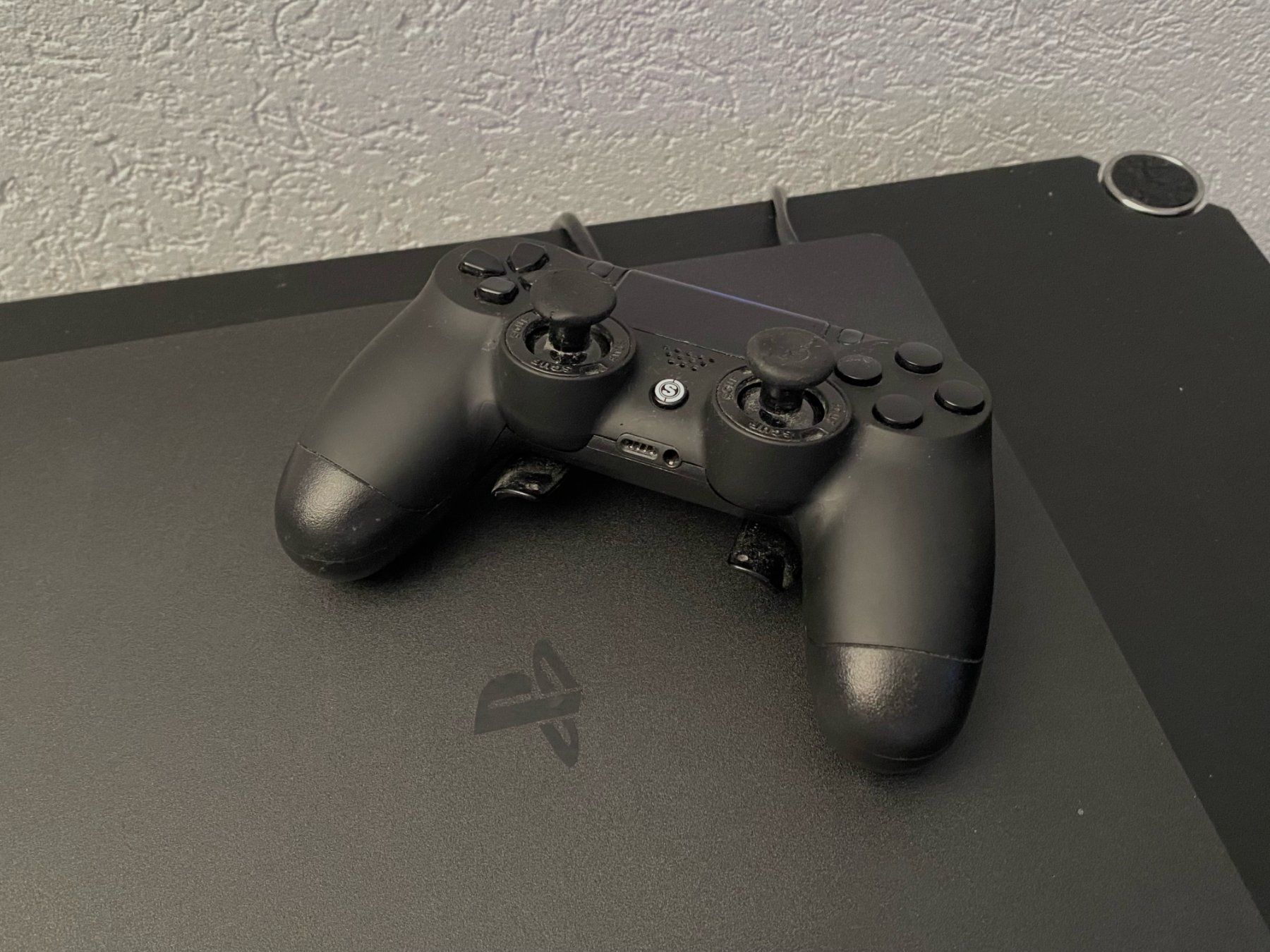 Sony Console: PlayStation 4 Slim + Gaming Controller (SCUF) – Usato da Bern venduto da sonoLuchino 1