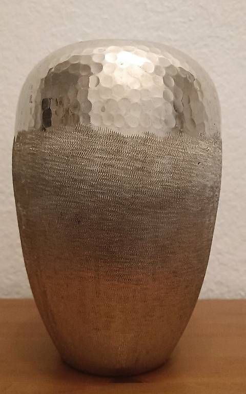 Vasen & Gefässe: dekorative Vase Mink in silberner Farbe – Gebraucht aus Bern von sv-trade 1