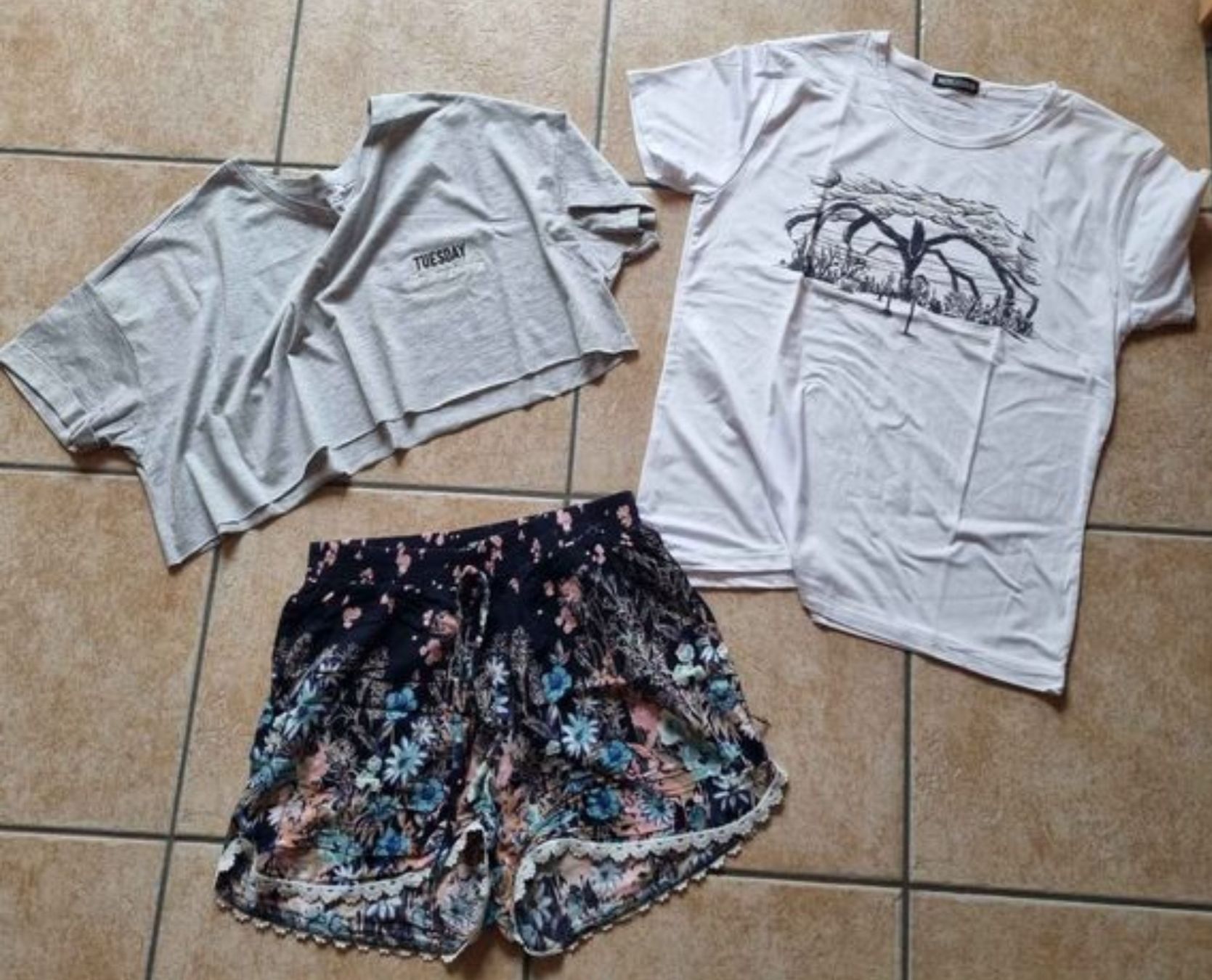 Kleiderpakete: Lot 2 t-shirts et 1 short – Gebraucht aus Sion von Oonathoo