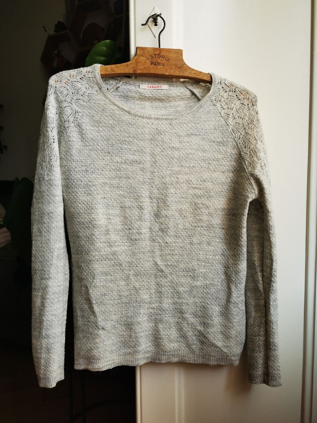 Top: Pull gris Camaieu dentelle, taille S – Usato da Peseux venduto da LaLoriotte