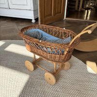 Puppenwagen aus Korb