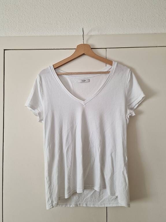 T-Shirts: Weisses Shirt mit V- Ausschnitt - Grösse L – Gebraucht aus Dällikon von m.py_92 1