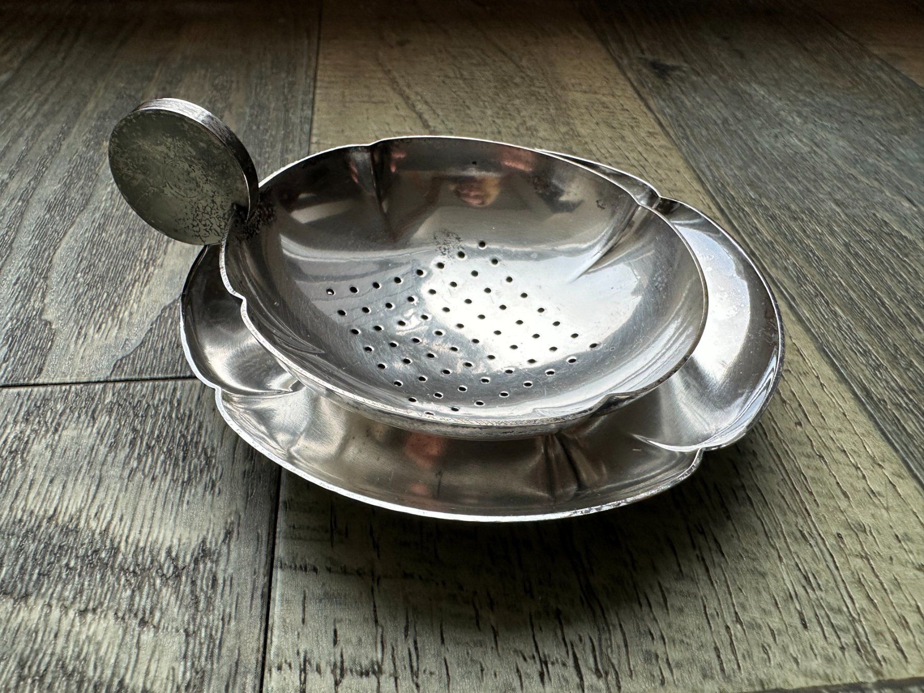 Set di piatti: Vintage Teesieb mit Ablageschale versilbert – Usato da Luzern venduto da Tsugumi0