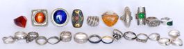Lot de 26 anciennes bagues diverses