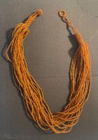 Mehrlagige orangene Perlenhalskette aus Kunststoff
