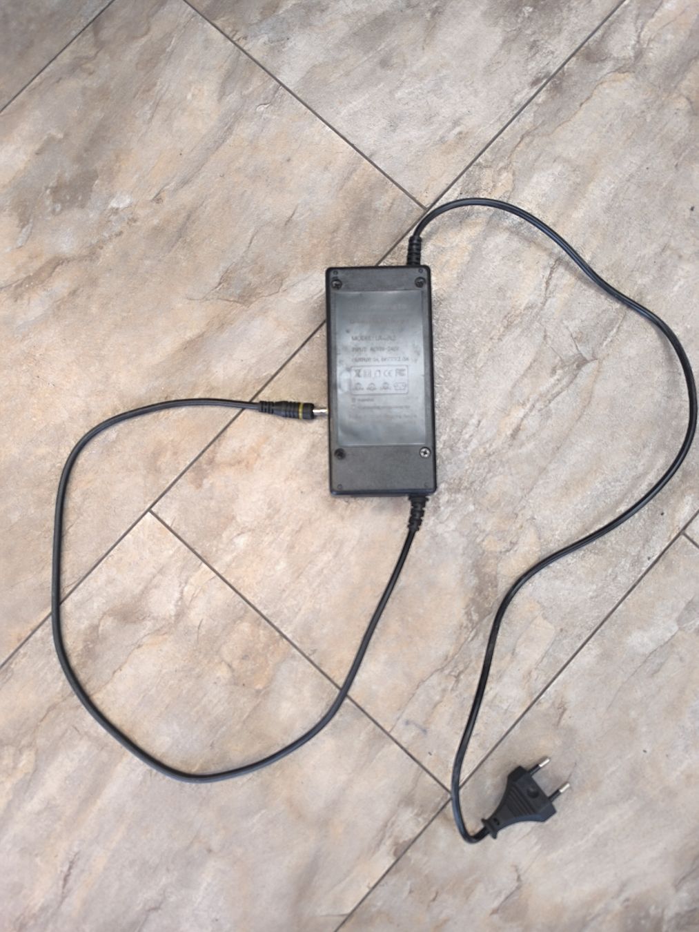 Ladegeräte: Chargeur trottinette électrique 54.6V  – Gebraucht aus La Chaux-de-Fonds von lolmaker1007