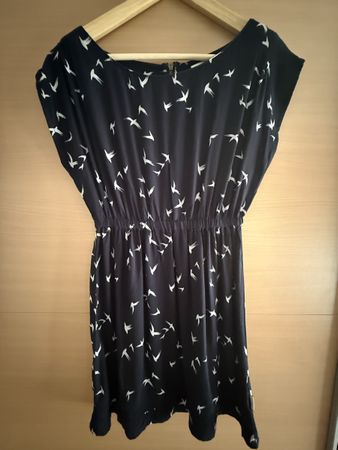 Schönes Sommerkleid mit Vögel Muster, Grösse S