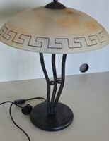 Schöne Tischlampe im Jugendstil für gemütliche Abende.