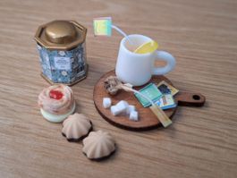 Puppenhaus Tee Set mit Zuckerwürfeln, Teebeutel und Kekse