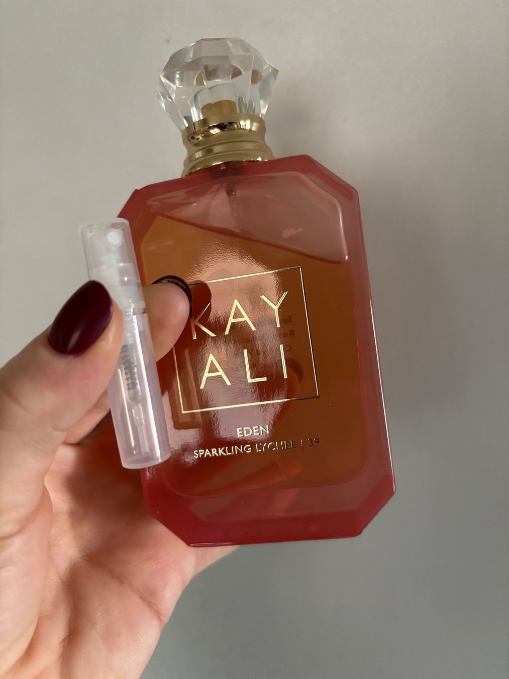 Kayali Profumi & Eau de Toilette: KAYALI Eden Sparkling Lychee | 39 EDP Duftprobe - 2 ml – Usato da Zürich venduto da deruja