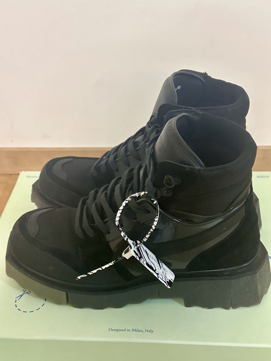 Scarpe da uomo: Off White Sponge Hiking Boots – Usato da Genève venduto da Regalfinds