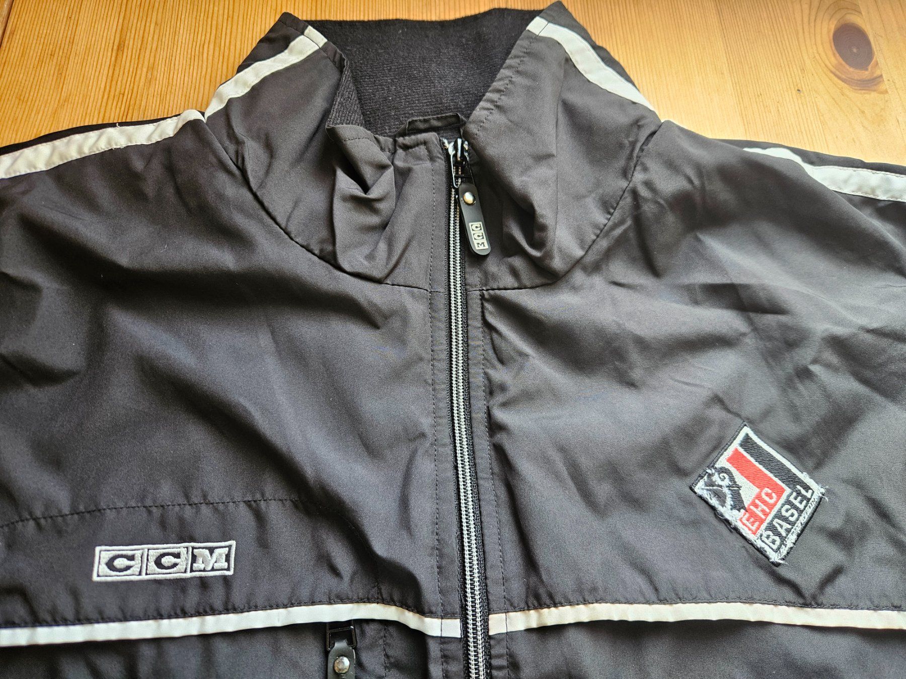 Ccm Canottiere & Pantaloni: EHC Basel Jacke CCM Grösse L EHCB Eishockey Schweiz – Usato da Hägglingen venduto da United-Village-Trade 1