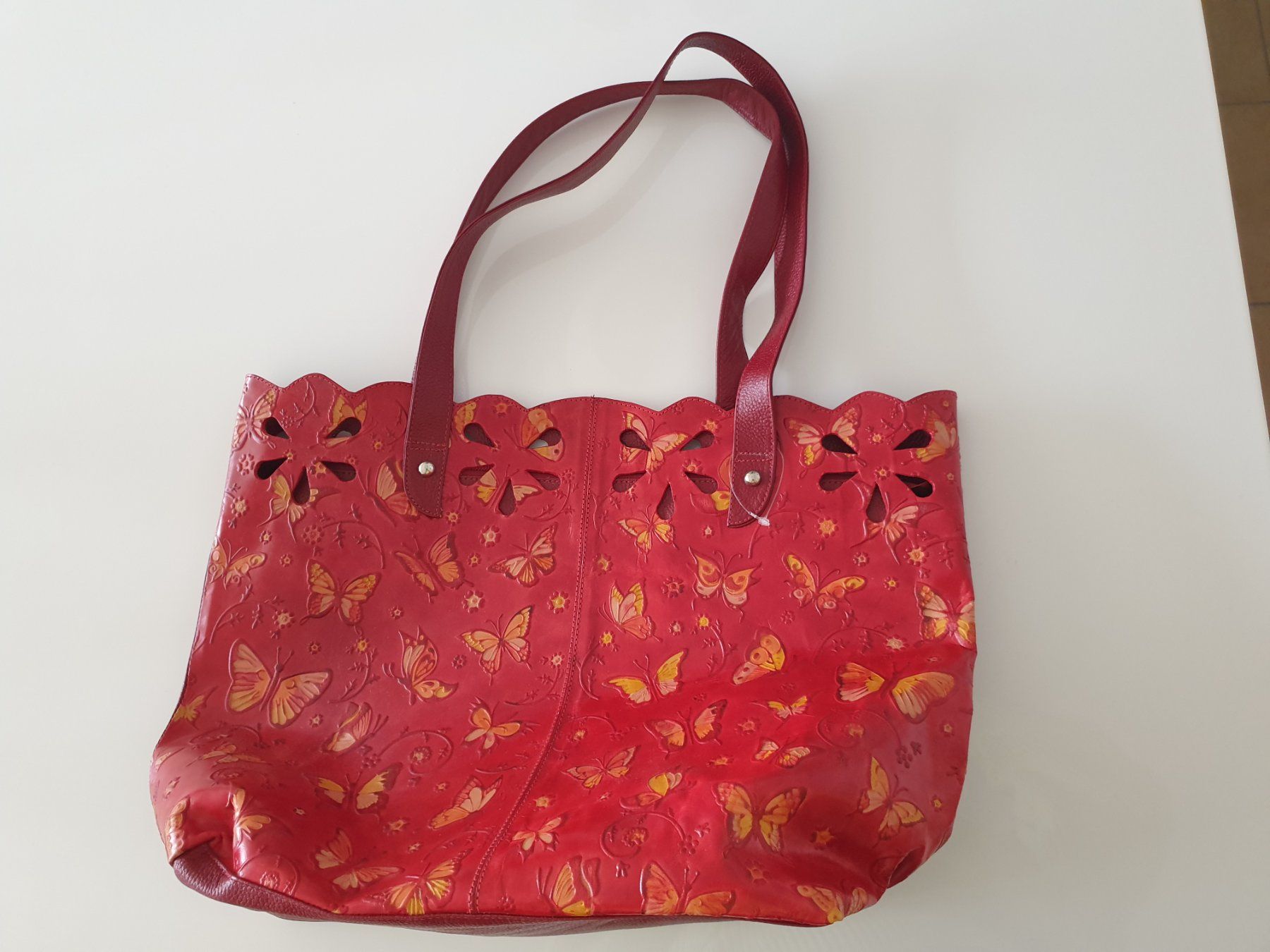 Borse da donna: Sac en cuir rouge gravé papillons – Nuovo (secondo la descrizione) da Echallens venduto da dianitas