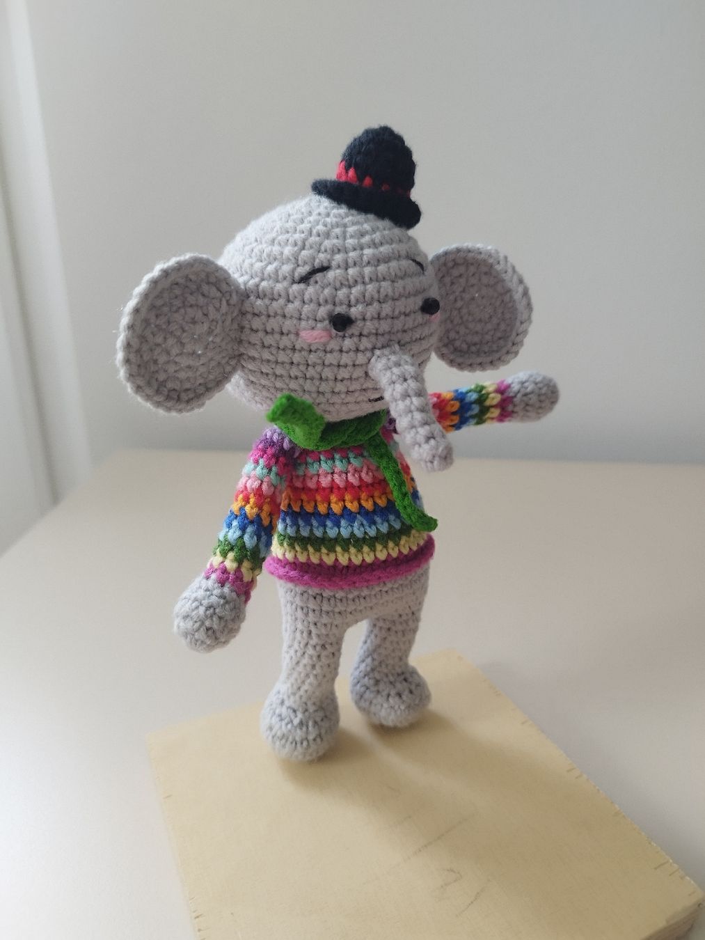 Giocattoli: Handmade Crochet Elephant with Hat, Adorable Present-17 cm – Nuovo e nell'imballaggio originale da Arnex-sur-Orbe venduto da can_97vn 3