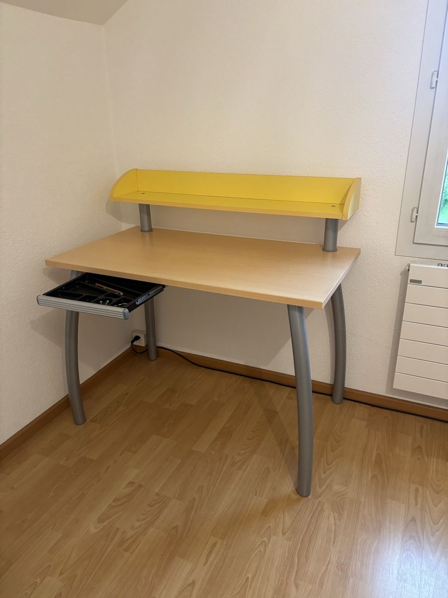 Scrivanie: Bureau enfant avec lampe – Usato da nods venduto da Tozzifan 2
