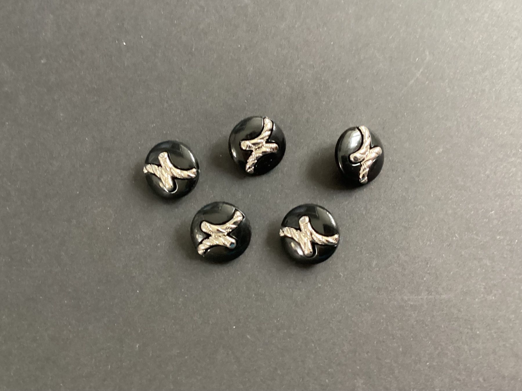 Knöpfe: 5 Knöpfe aus Kunststoff, schwarz - silber – Neu (gemäss Beschreibung) aus Mörschwil von Monzar