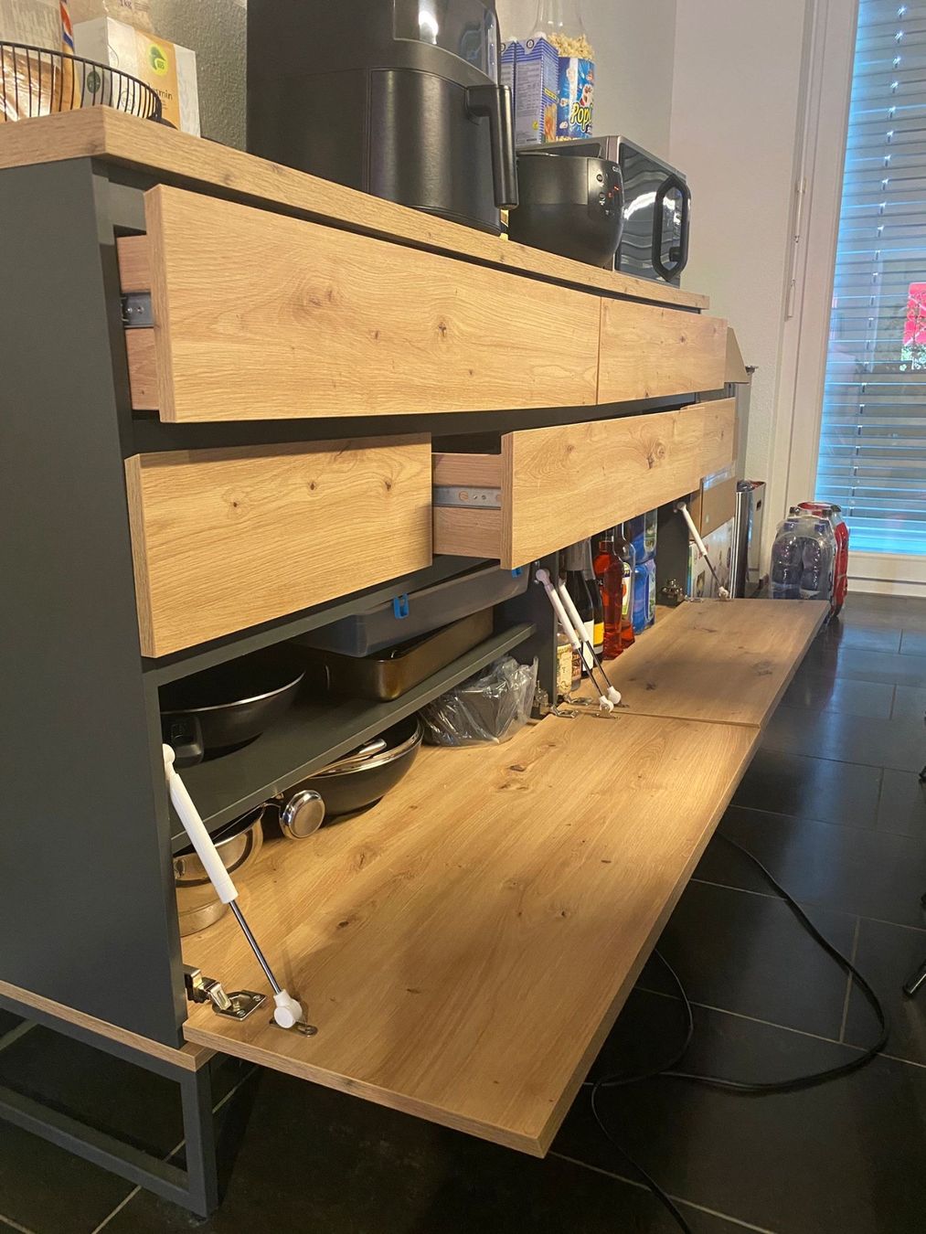 Cassettiere: Modernes Sideboard in Eiche-Optik mit schwarzem Metalfüssen – Usato da Zürich venduto da LRNT 3