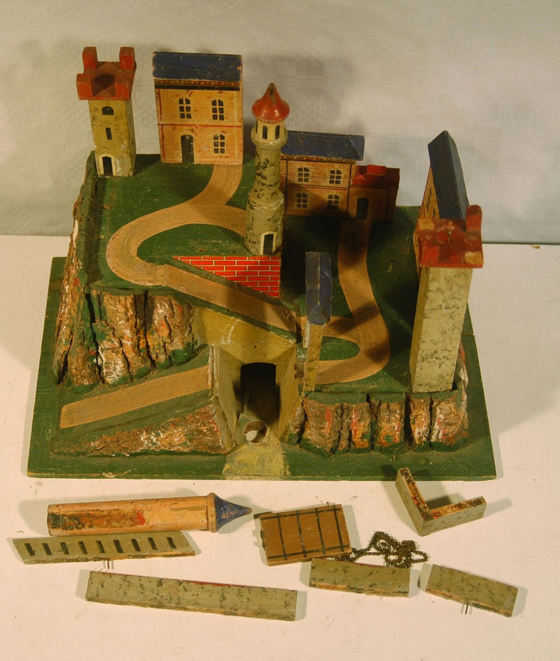 Jouets: Alte Holz-Spielburg – D'occasion à Herisau par Wisen 7