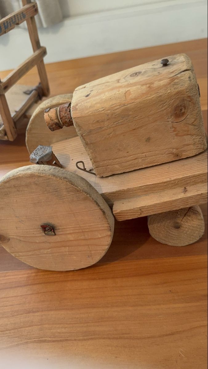 Spielzeuge: Handgemachter Holztraktor mit Anhängern  – Gebraucht aus Frick von nannali98 1
