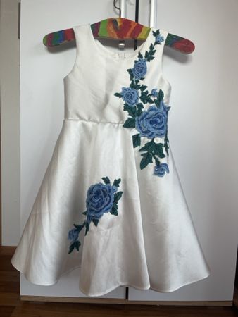 Weisses Mädchenkleid mit Blumenstickerei Haarreif gratis 130