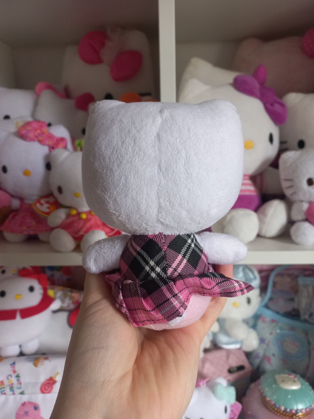 Hello Kitty Jouets: Hello Kitty Plüschtier - Sanrio – D'occasion à Wangen b. Olten par SecondStory4u 1
