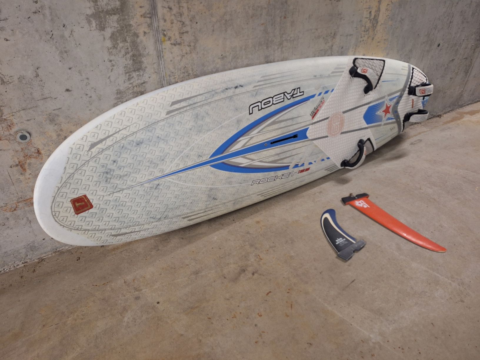 Surfboards & Schwimmbrette: Windsurfbrett Tabou Rocket 125l 69cm 245cm Ltd Carbon – Gebraucht aus Winterthur von yy1 1