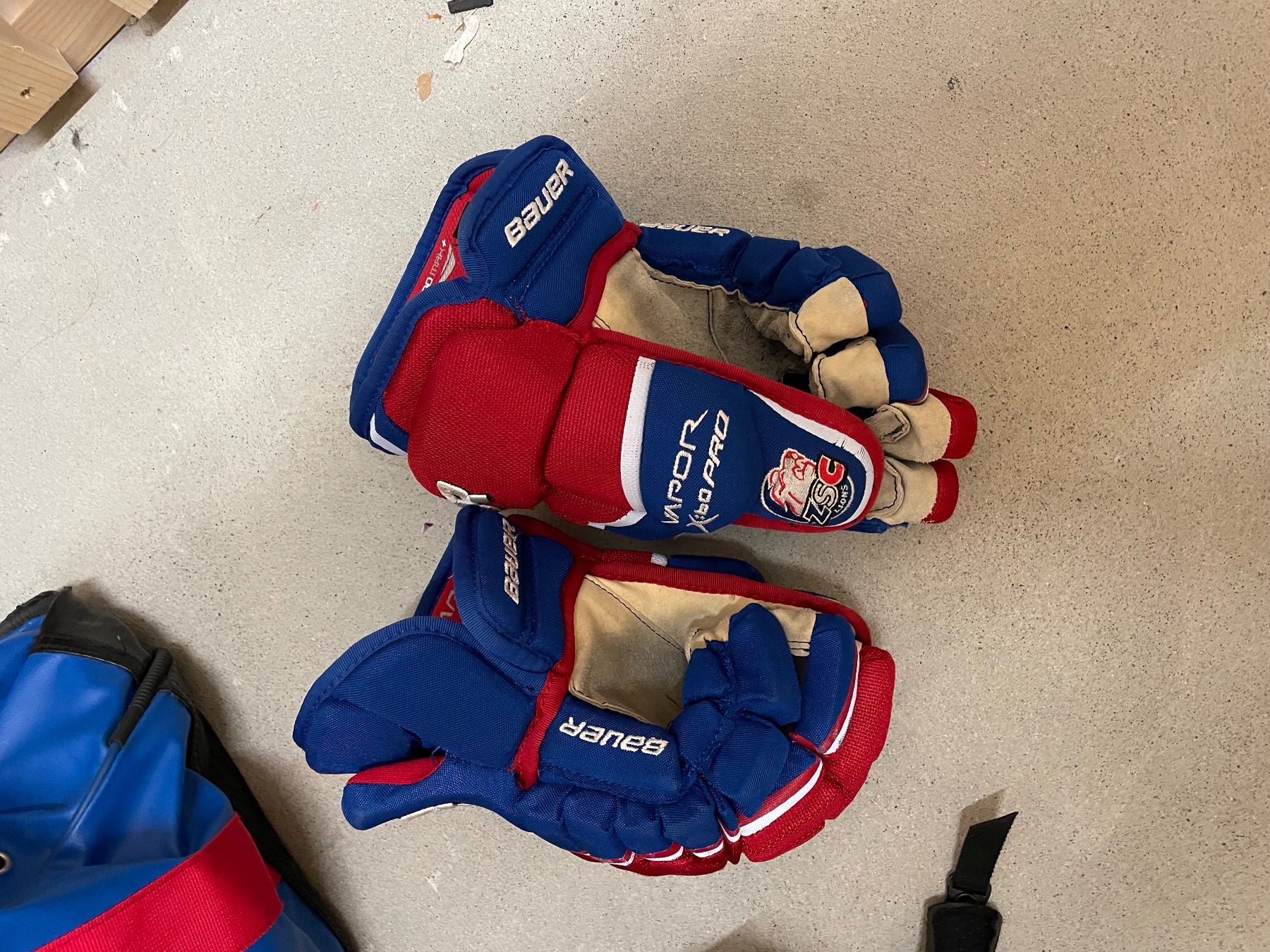 Schutz & Schoner: Eishockey Ausrüstung – Gebraucht aus Winterthur von  3