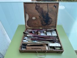 Boîte ancienne avec pinceaux et peinture