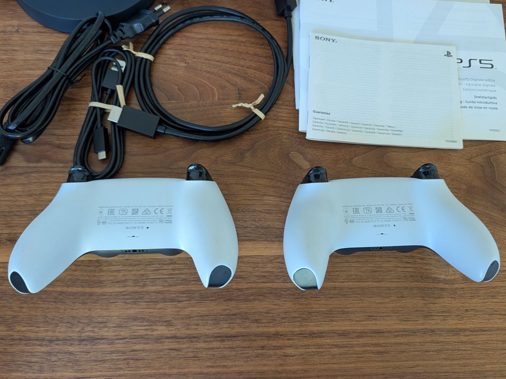 Sony Konsolen: Neuwertige Playstation 5 Digital "Launch Edition" CFI-1016B – Gebraucht aus Meggen von banduga 9