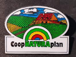 Box212 - Grosser Pin Coop NATURA plan /  ca. 5 x 3.7 cm.