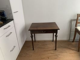 Antiker Holztisch dunkelbraun mit Schublade gebrauchter Zust