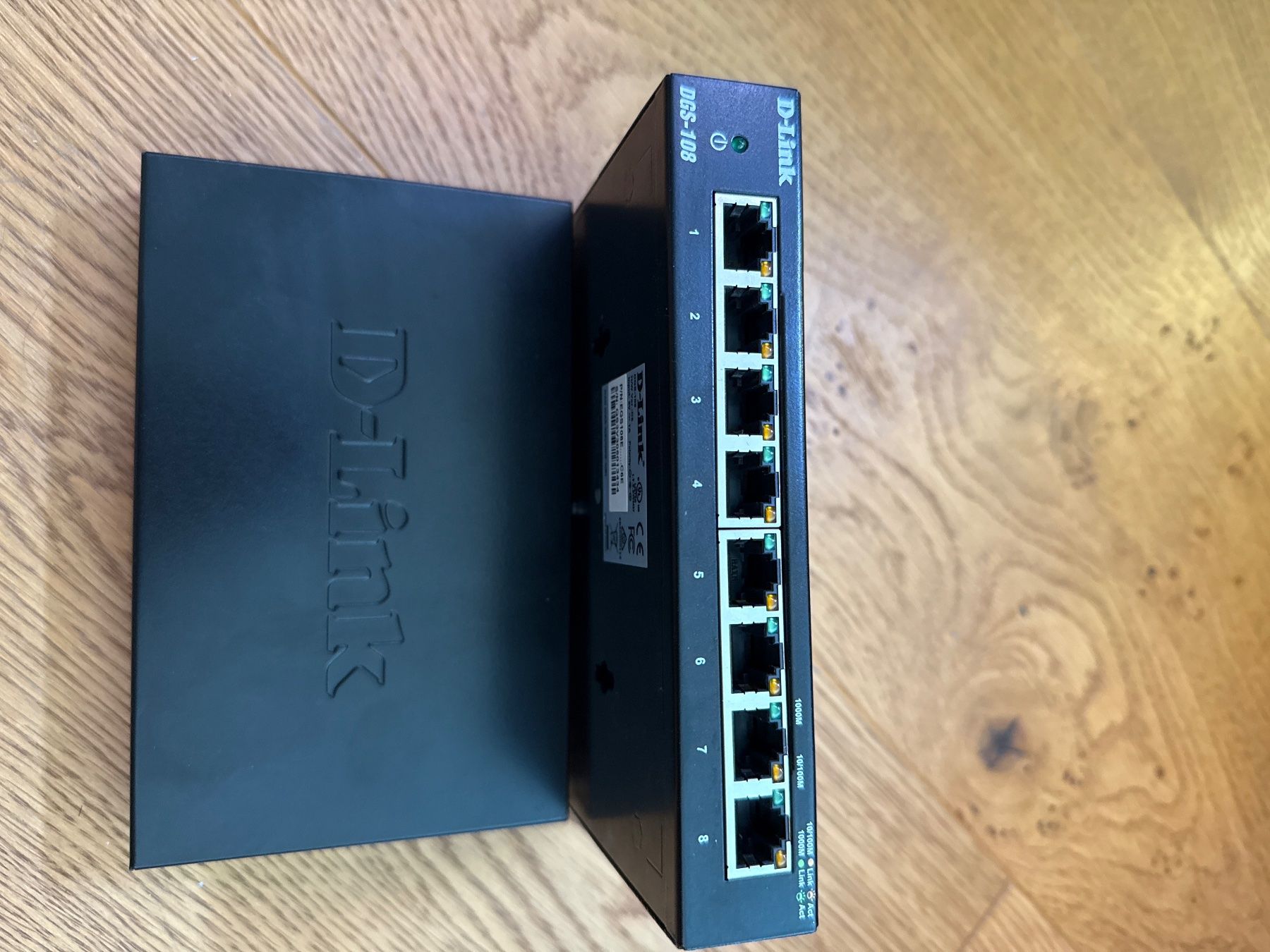 Dlink Hub & Switch: D-Link DGS-108 8-Port Gigabit Switch – Usato da Sursee venduto da AKE_Schmidi 1