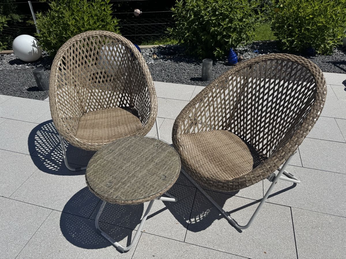 Poltrone: 2 Rattan Sessel und Tisch – Usato da Rorbas venduto da Astrafix