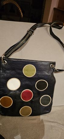 Stylische  Systyle Lederhandtasche mit bunten Punkten