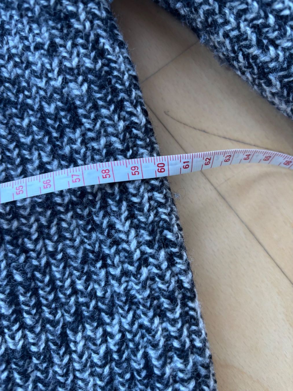 H&M Maglioni & Felpe: Kurzer moderner Wollpullover Oversize zweifarbig – Usato da St. Gallen venduto da always-a-good-buy 8