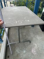 Robuster Gartentisch mit Metallgestell