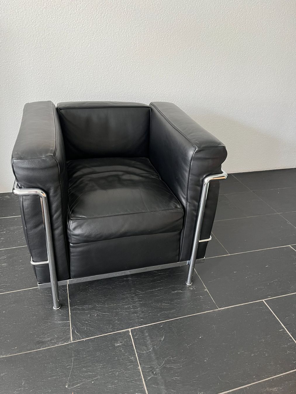 Le Corbusier Poltrone: Le Corbusier Sessel in schwarzem Leder – Usato da Volketswil venduto da hmnp