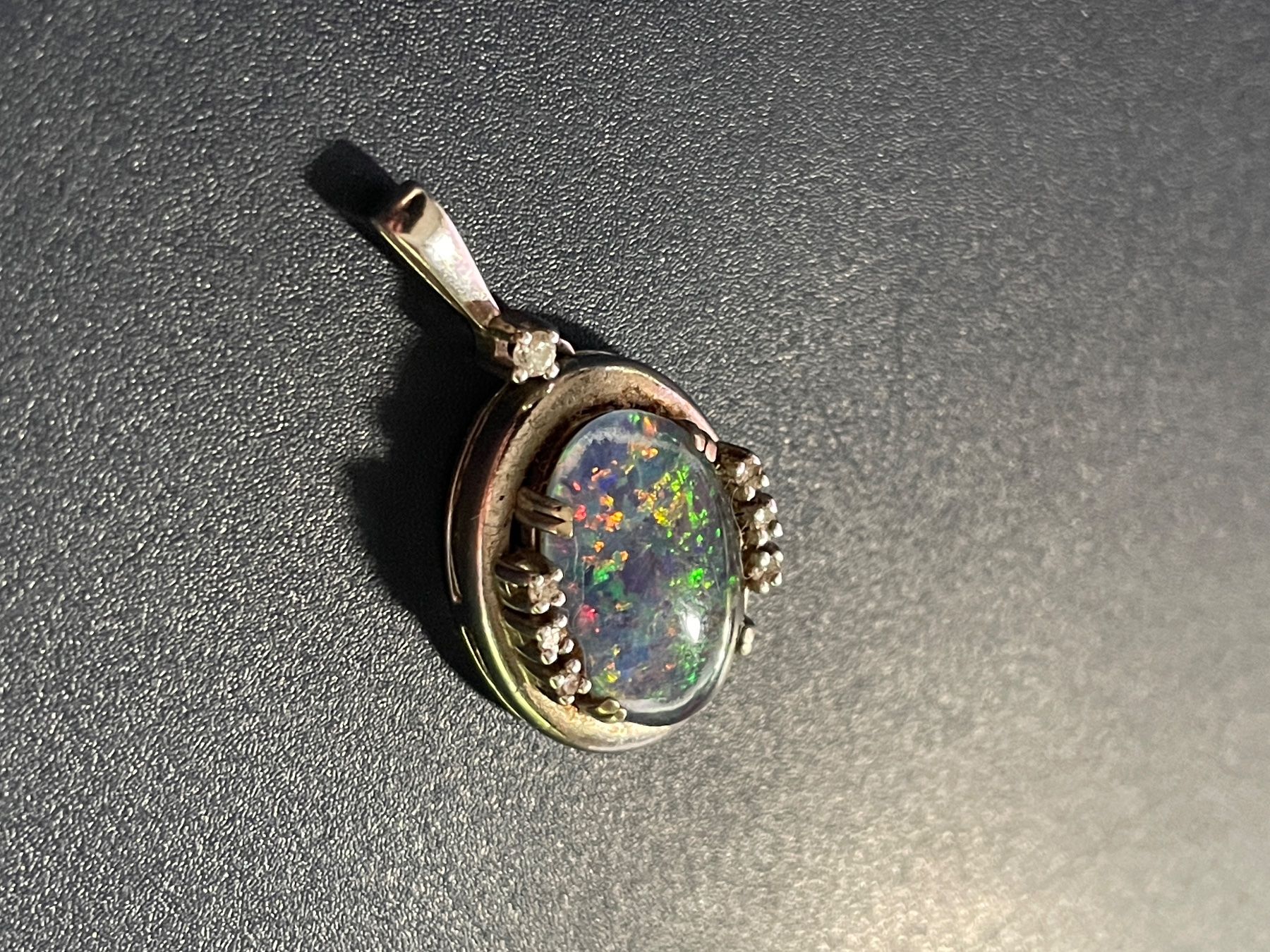 Ciondoli: Anhänger Opal mit Weissgold Einfassung 585er mit Steinen – Usato da Volketswil venduto da rubin74 5
