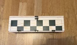 Schönes Schachbrett aus Holz mit Figuren, neuwertig!