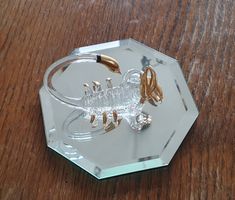Glas Skorpion mit Gold Akzenten, auf Spiegel Sockel
