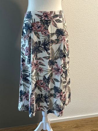 Jupe weiss mit Blumenmuster von Multiblu 55% Leinen Gr.38