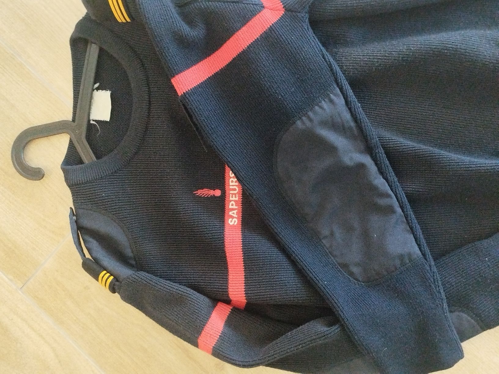 Uniformen: uniforme pompier capitaine pull-over+ beret  – Gebraucht aus Genève von Octo-puces 3