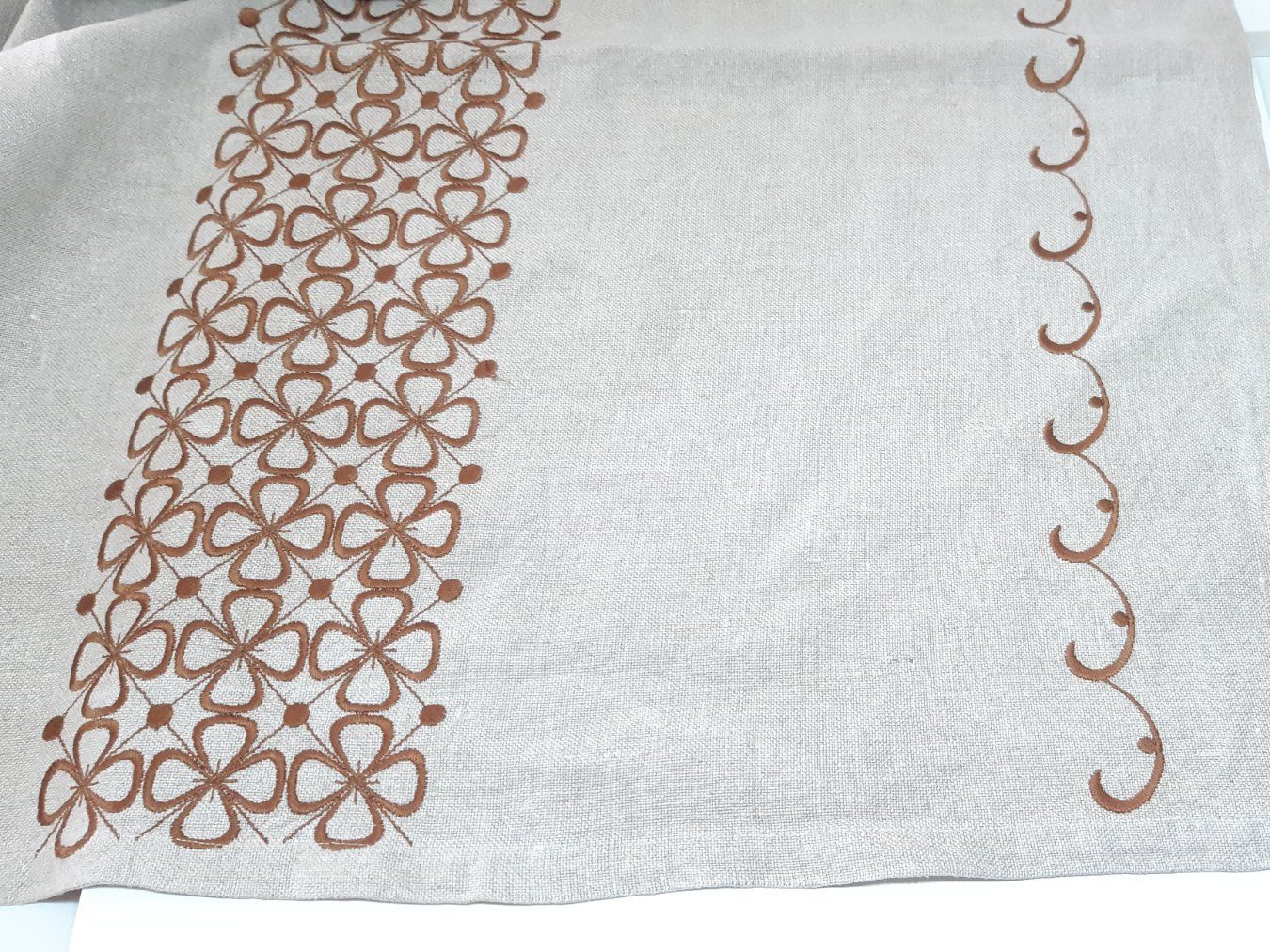 Altra biancheria da tavola: Tischdecke aus Leinen - Nappe brodée (machine)en lin – Usato da Savagnier venduto da Marderuth 1