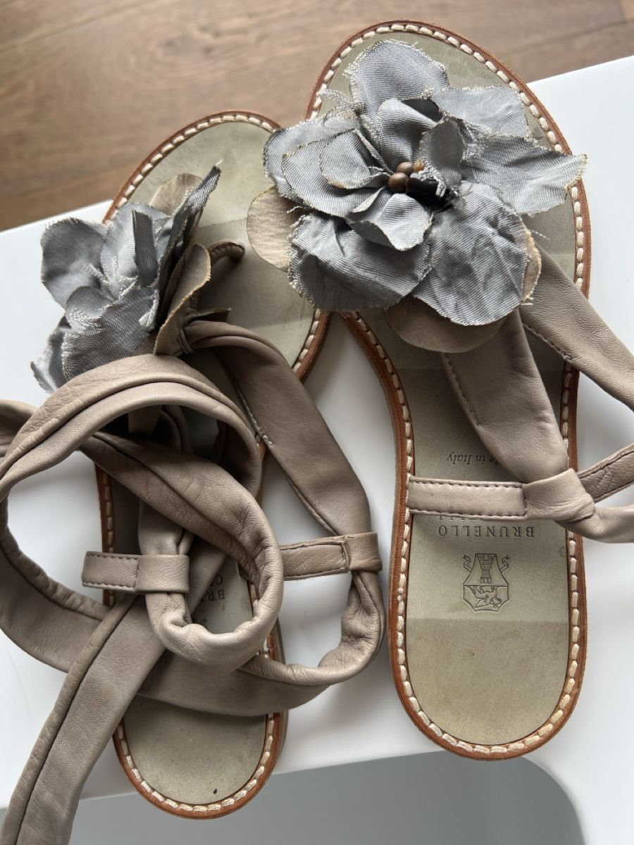 Brunello Cucinelli Scarpe da donna: Brunello Cucinelli Summer Sandals with Flower  36  – Usato da Luzern venduto da TIsabel