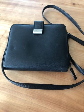 Schwarze Louvier Umhängetasche aus Leder,