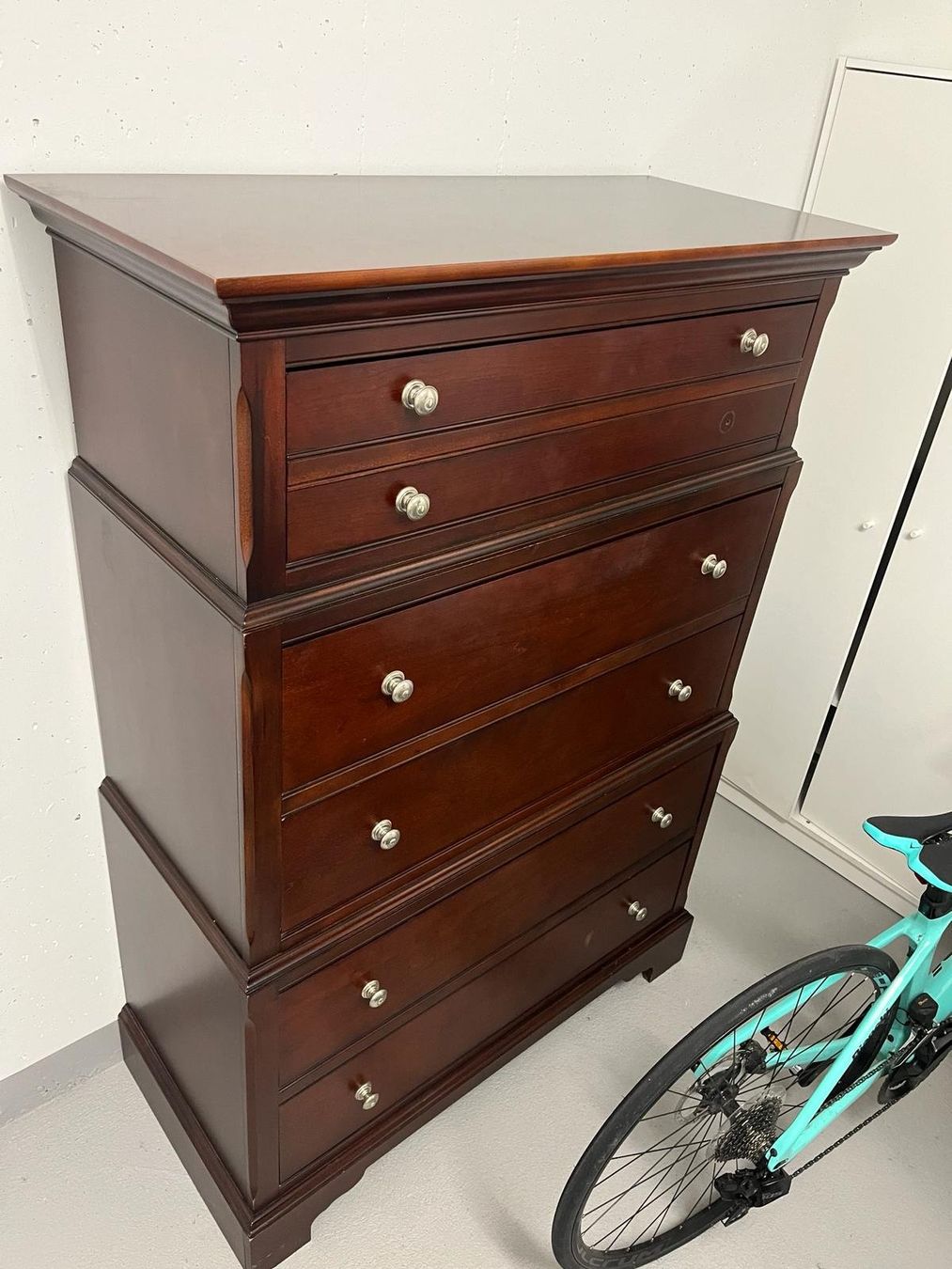 Cassettiere: Wooden wardrobe and bedside table – Usato da Zürich venduto da bur_7cxd 2