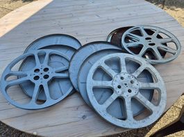 Bobines films 16 mm avec boîte, le tout en métal.