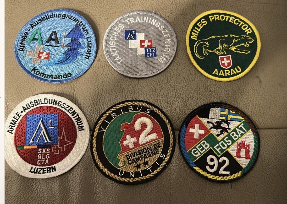 Schweizer Armee Placchette & Badge: Armee – Usato da Morbio Inferiore venduto da Ecod