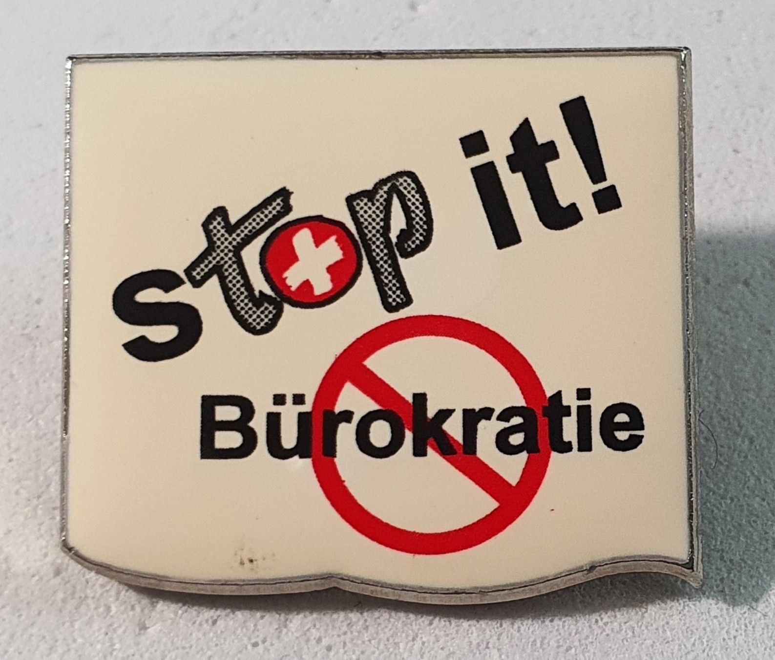 Placchette & Badge: BB003 - Pin stop it! Bürokratie – Usato da Reinach BL venduto da Boston-Verkauf