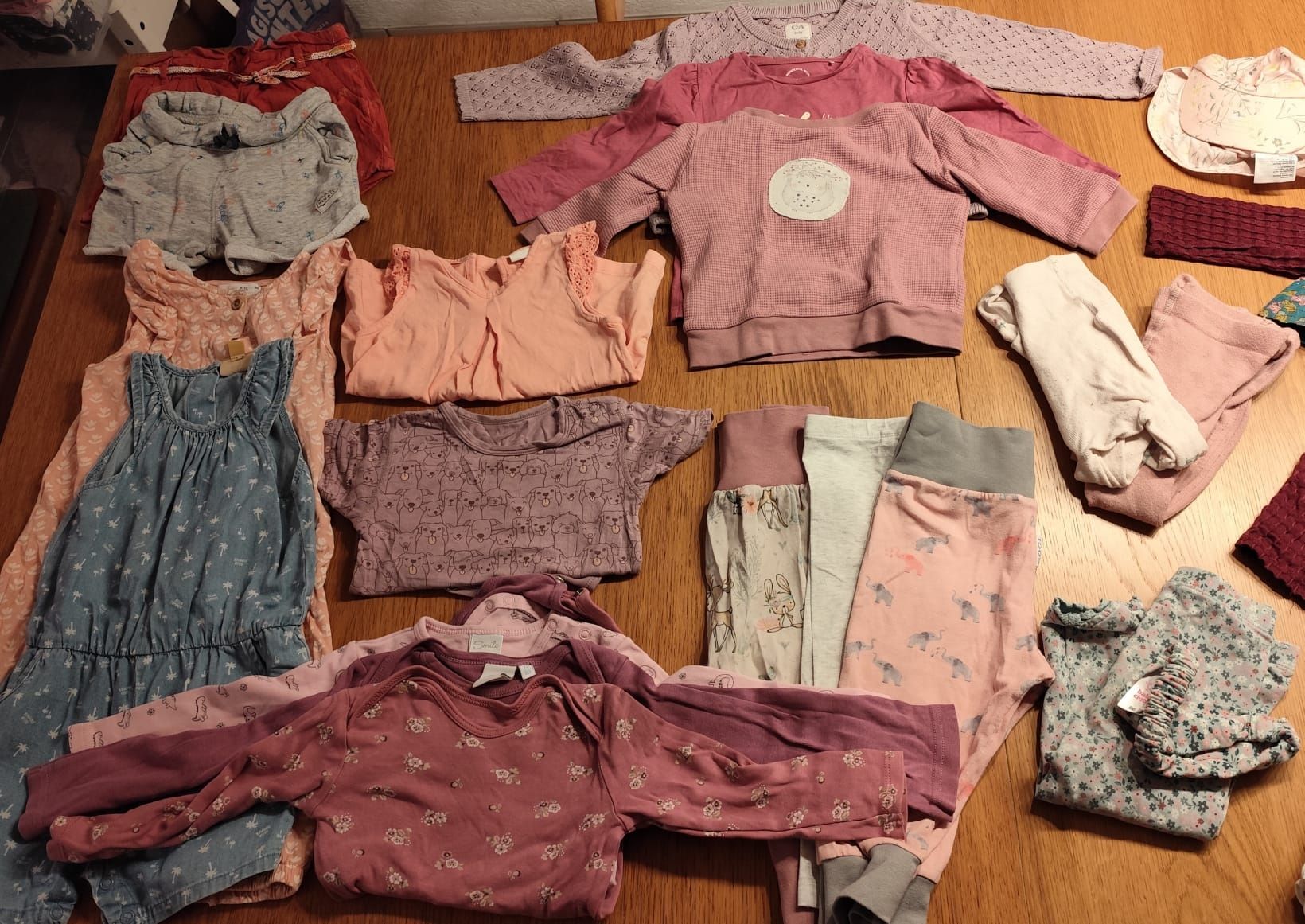 Lotti & Set di vestiti: Kleiderpaket Mädchen Gr 80 – Usato da Liestal venduto da lat_s5fs